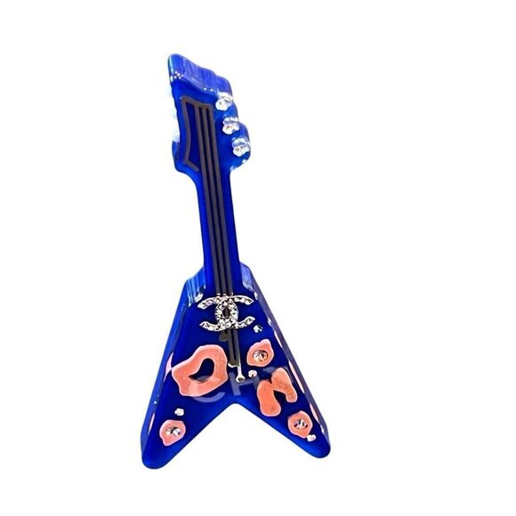 Chanel
Strass, Resin, Faux Pearl Guitar Brooch - Picture 3 of 8